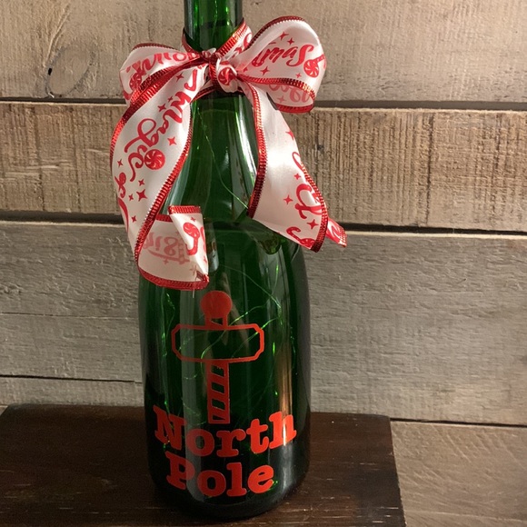 Green ‘North Pole’ champagne bottle lantern - Picture 2 of 10